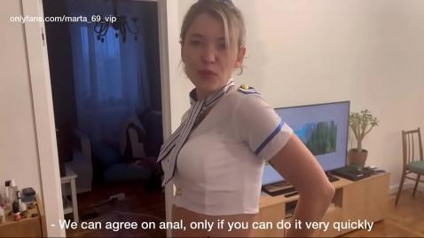 Молоденькая брюнеточка в чулочках делает минет