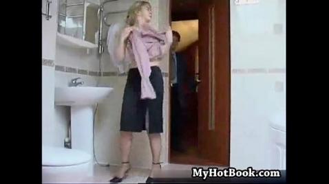 Начальник трахнул новую сотрудницу в туалете
